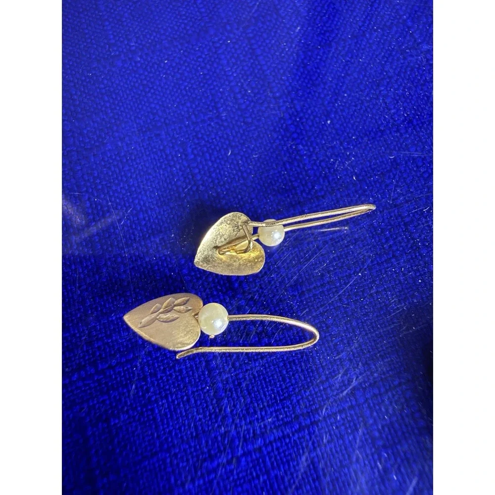 14K Yellow Gold Pearl Heart Satin Finish Etched Drop Dangle Earrings Vintage